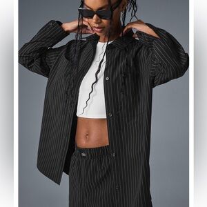 EUC alo yoga pinstripe daylight button down in black size M